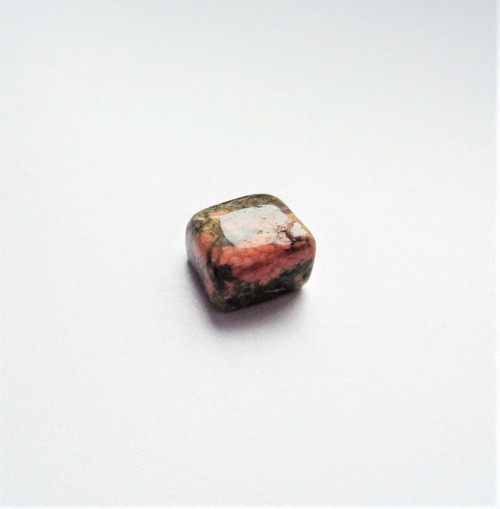 Unakit kabašon kostička 10 x 10 x 7 mm