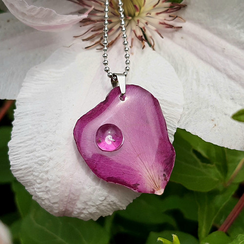 Přívěsek "Rosa na plátku růže"