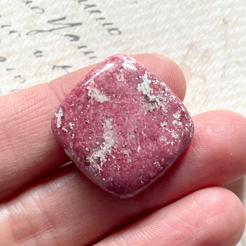 Thulit kabošon / 23x23x6mm