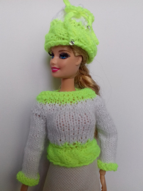 Pletené oblečky pro Barbie: čepice a svetřík