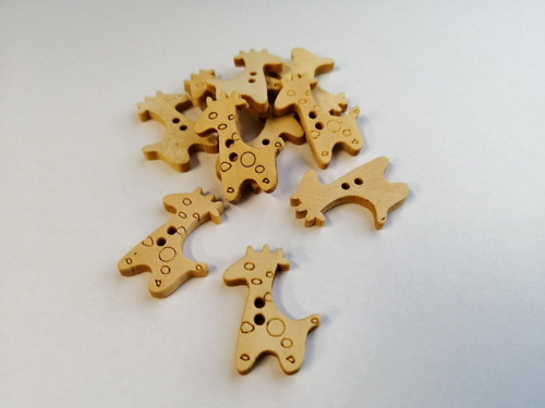 Dřevěný knoflík ŽIRAFA (10ks)