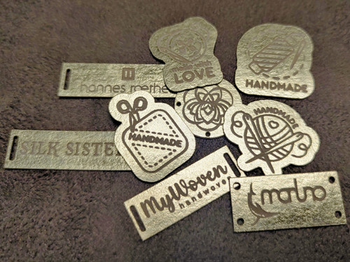 Kůže veganská zlatá - štítek 15x30mm 10ks