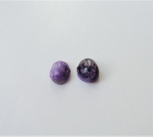 Čaroit přírodní kabašon vrtaný sada 6x 7x 4 mm
