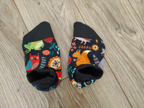 Capáčky ze softshellu a teplakoviny do kočárku