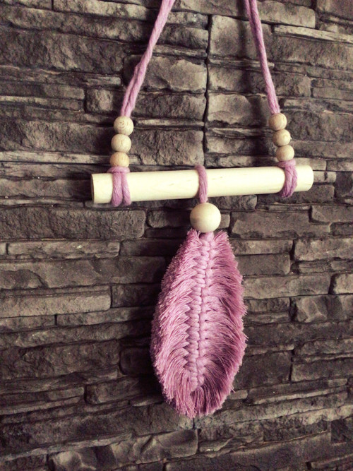 Macramé závěs s peříčkem světlý