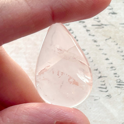 Rúženín kabošon kapka / č.1 31x20x6mm