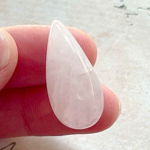 Rúženín kabošon kapka / č.3 28x13x9mm