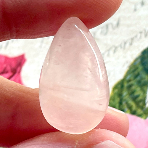 Rúženín kabošon kapka / č.10 24x14x6mm