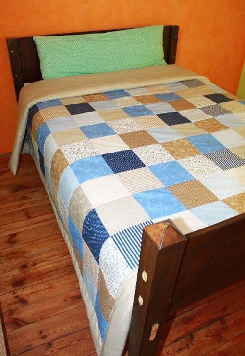 Béžovo modrý přehoz či přikrývka patchwork