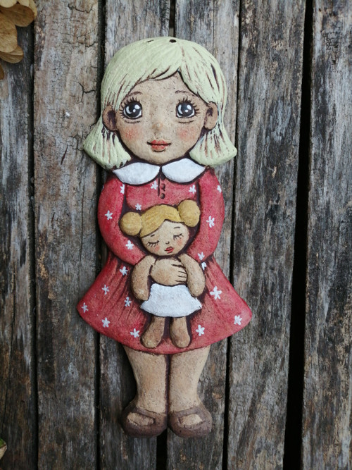 Holčička s panenkou , malovaná — foto 1