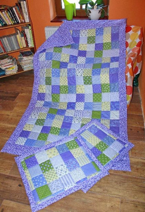 Lila či fialkový patchwork přehoz či přikrývka