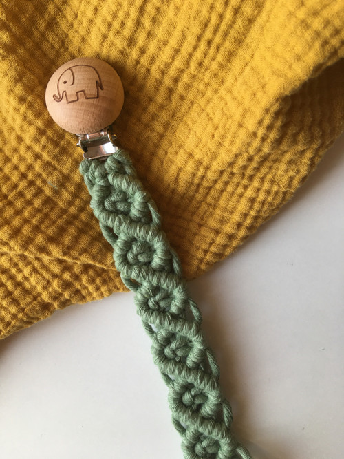 Macramé klip na dudlík barevný — foto 1