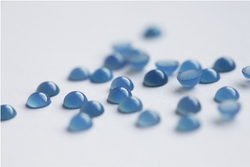 Achát kabošon kulatý 4mm (chalcedon)