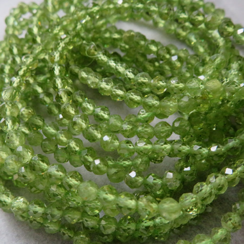 Přírodní olivín; facetovaná kulička 4mm; 5ks