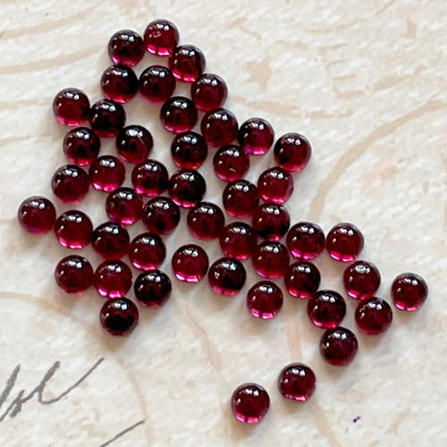 Granát rodolit kabošon kruh / 3mm