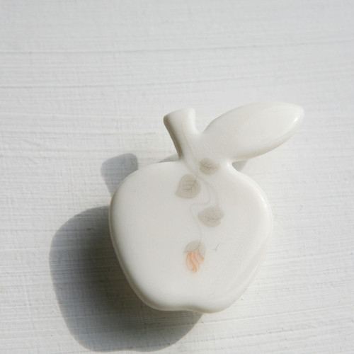 Někdo to rád Apple (porcelánová brož)
