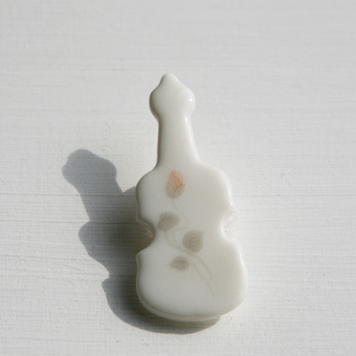 Housle - porcelánová brož — foto 1