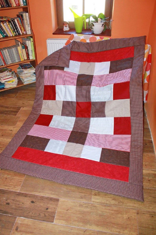 Bordo hnědý přehoz či přikrývka patchwork.