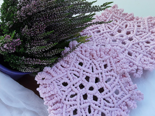 Mandala macramé na zavěšení "Pudrová růž"