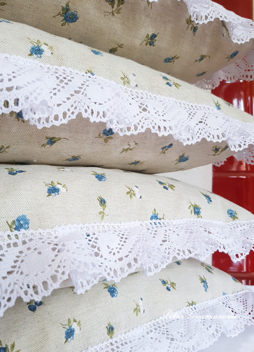 Sedáky lemované krajkou - smetanová s růžičkou ...