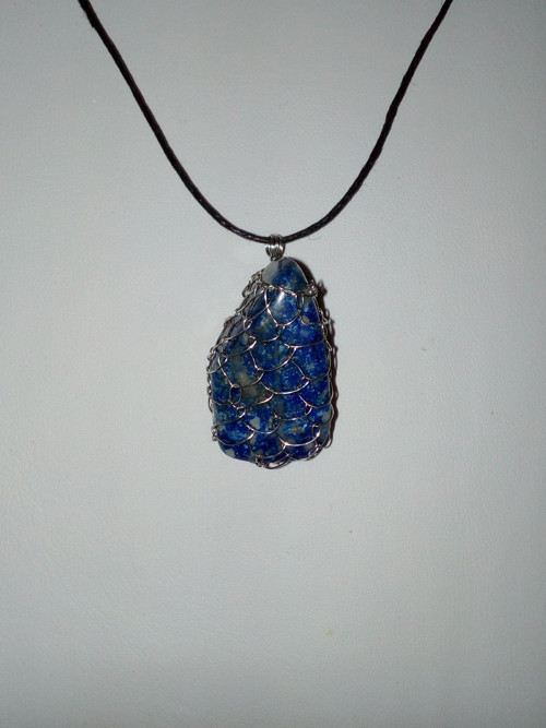 Lapis lazuri ve stříbrné síťce