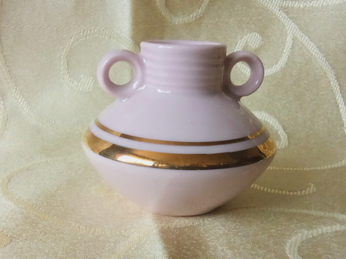 Vázička z růžového porcelánu