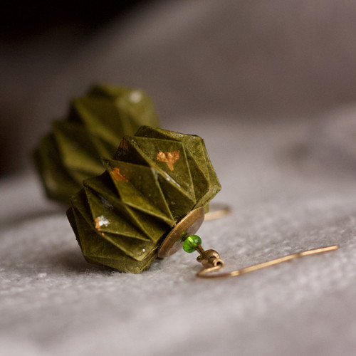 Zeleno-zlaté origami náušnice — foto 1