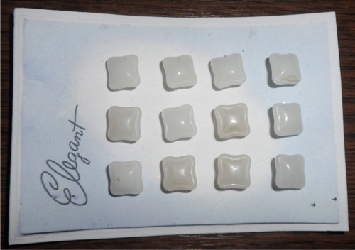 12x starožitné SKLENĚNÉ knoflíky, mléčné sklo