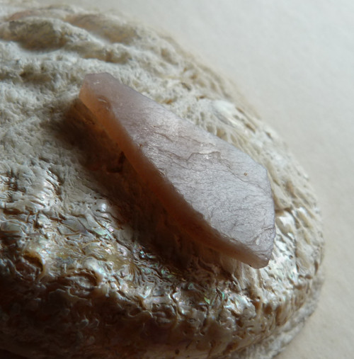 Měsíční kámen "chocolate" surový - 4 cm - Extra
