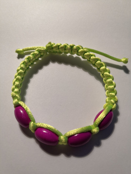 Náramek Shamballa zelený s fialovými korálky