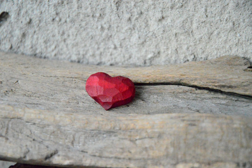 Srdíčko - dřevěná brož — foto 1