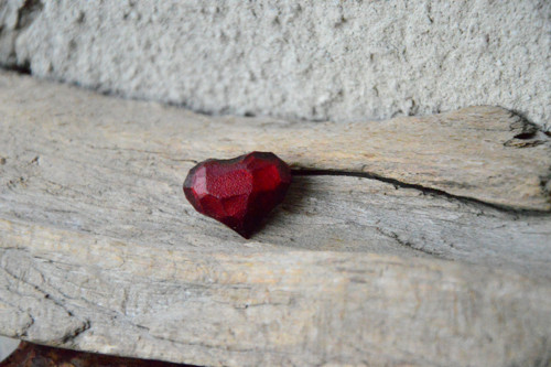 Srdíčko - dřevěná brož dark red — foto 1