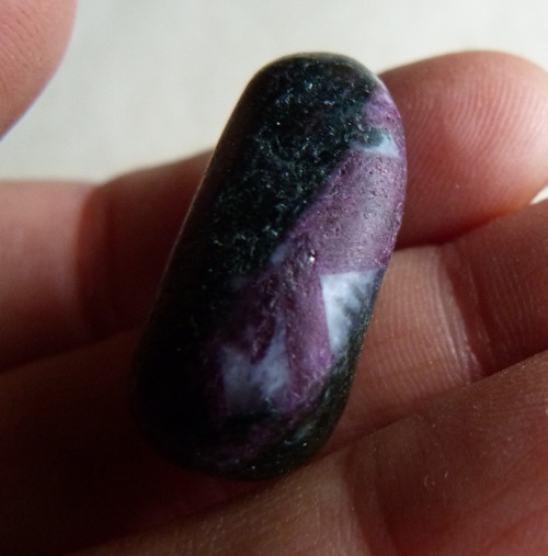 Rubín v zoisitu - 2,8 cm