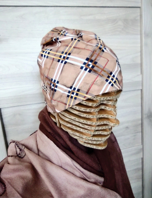 Čepice v hnědém káru