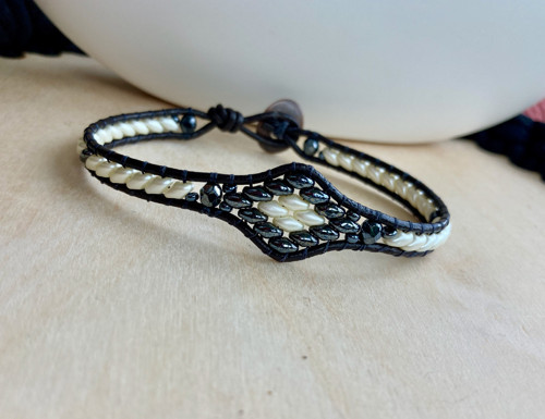 Wrap náramek úzký s vlnkou- hematitobéžový 19,5cm