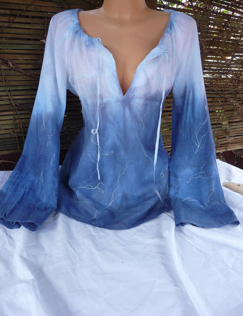 Modrá halenka s vyšívaným vzorem — foto 1