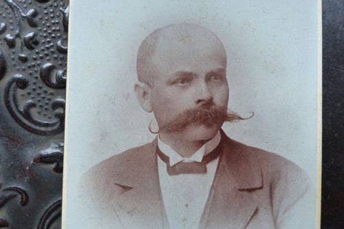 S knírkem... kabinetní fotografie