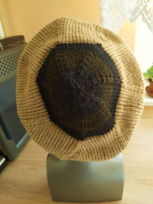 Lehký baret v hnědých tónech