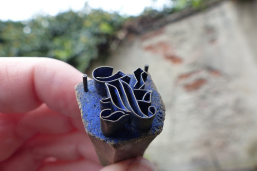 Monogram ...dřevěné razítko na textil, modrotisk