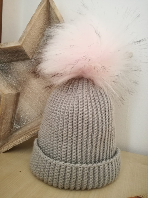Hřejivá čepice s bambulí