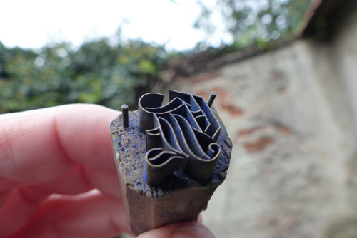 Monogram ...dřevěné razítko na textil, modrotisk — foto 1
