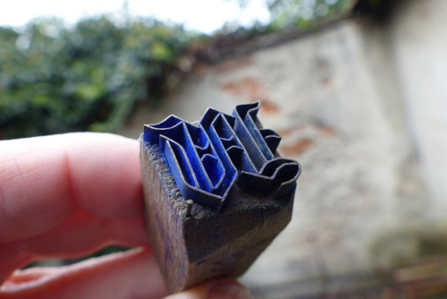 Monogram ...dřevěné razítko na textil, modrotisk — foto 1