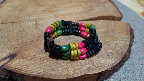 Přírodní náramek z dřevěných korálků ''Bob Marley'