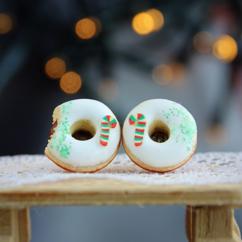 Vánoční donuty, jeden nakousnutý