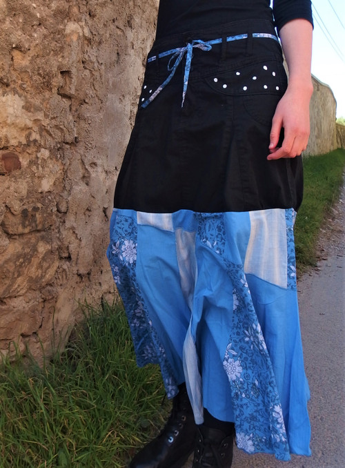 Dlouhá modro-černá sukně — foto 1