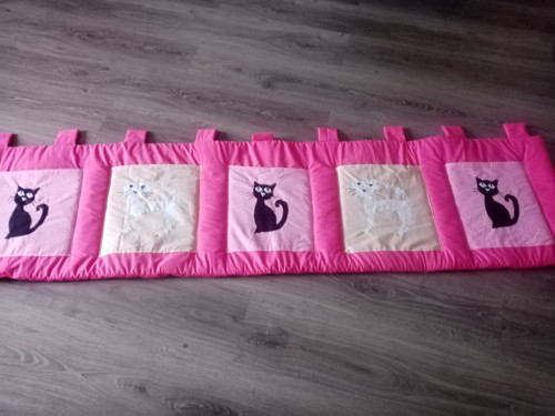 Kapsář / mantinel na zeď "kočky bílá - černá"