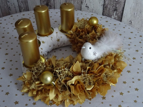 Adventní věnec bílo zlatý s ptáčkem