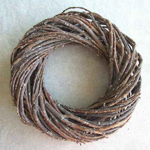 Věnec točený s bílou patinou, 25 cm