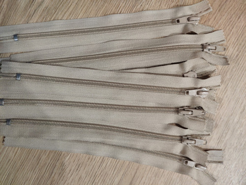 Béžový zip 20cm