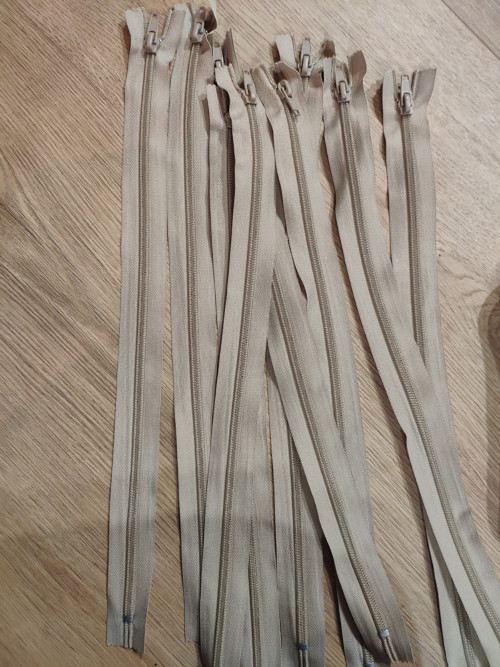 Béžový zip 40 cm